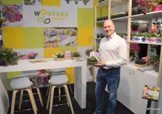 Ruud Emmerik in de stand bij kwekerij Wouters, die op de beurs het nieuwe Plastic Free plantenconcept presenteerde. Plantjes worden geleverd zonder potje - om de kluit zit een in de grond afbreekbaar netje - en in een papieren tray.